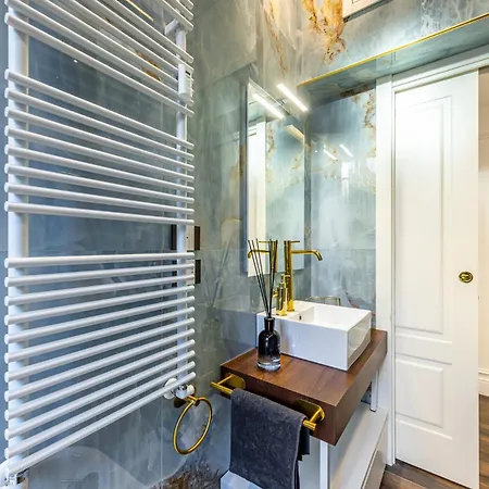 Apartment Station, Luxury & Modern With Comfort! *