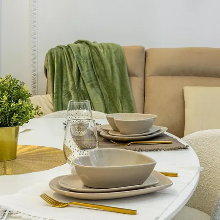 Station, Luxury & Modern With Comfort! Apartment
