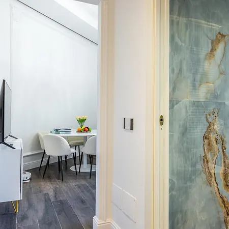 Apartment Station, Luxury & Modern With Comfort!